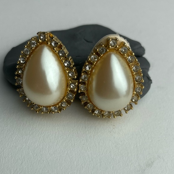 Vintage Richelieu Signed Gold Tone Faux Pearl Clip On Earrings - Picture 1 of 5